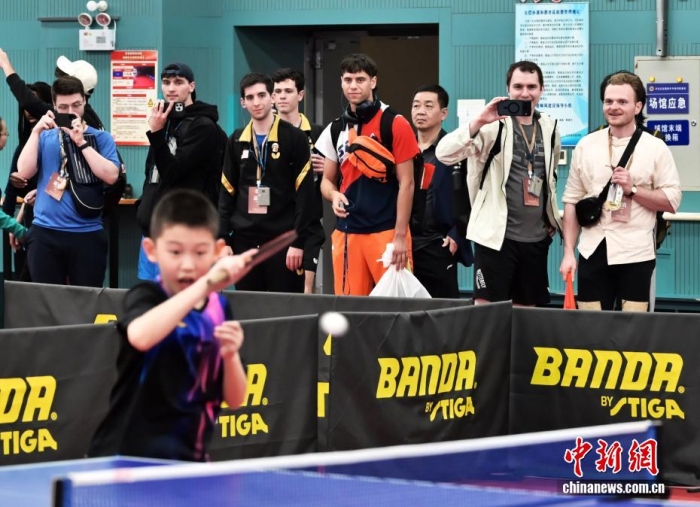 4月11日，“青年之友”中好青少年友爱交换暨中好“乒乓中接”55周年龄思举动正在河北石家庄举办。图为举动高朋参访河北正定邦家乒乓球练习基天。中新社记者 翟羽好 摄