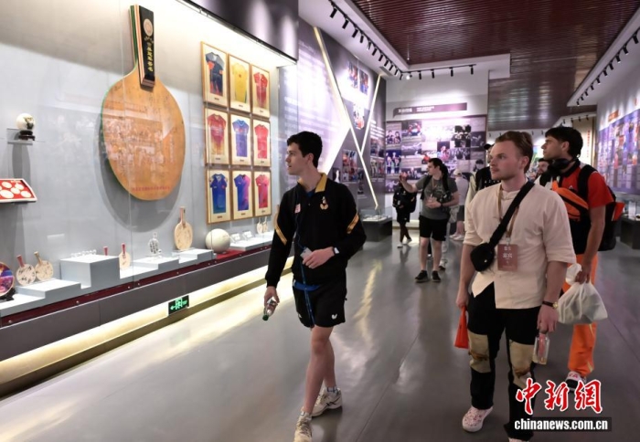 4月11日，“青年之友”中好青少年友爱交换暨中好“乒乓中接”55周年龄思举动正在河北石家庄举办。图为举动贵客参访河北正定邦家乒乓球练习基天。中新社记者 翟羽好 摄